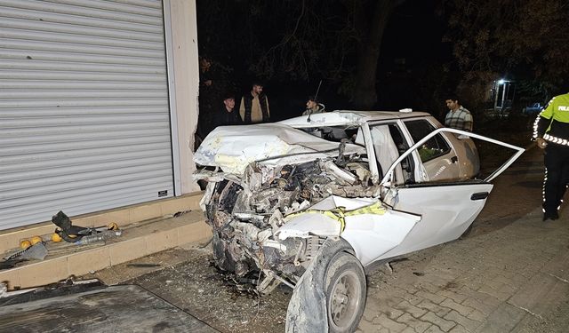 Çocuk sürücünün kullandığı otomobil, kamyonetle çarpıştıktan sonra evin duvarına vurdu: 1 ölü, 1 yaralı