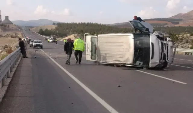 Kilis’te Hafif Ticari Araç İle Otomobil Çarpıştı: 3 Yaralı