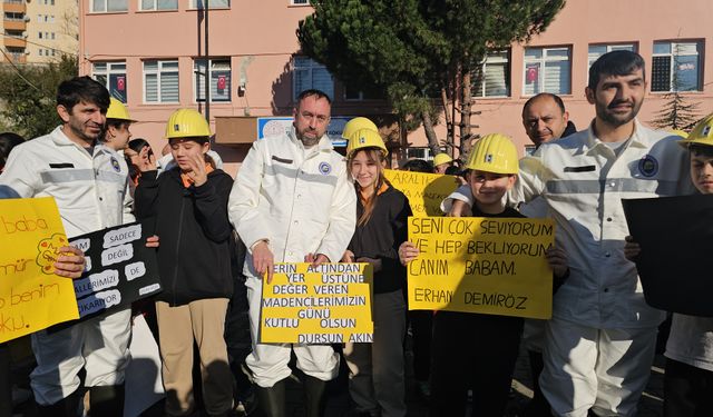 Madenciler, Okulda Çocuklarını Ziyaret Etti