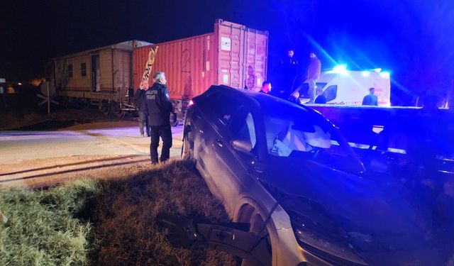 Malatya’da Tren Kazası Yük Treni Otomobile Çarptı