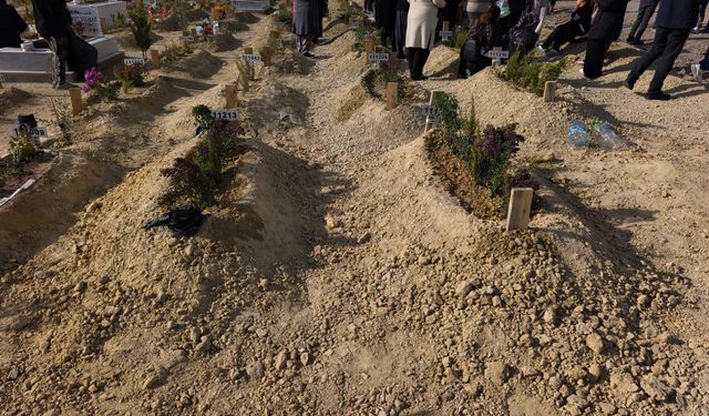 Mersin’de Komşusu Tarafından Öldürülen Anne ve Oğlu Yan Yana Defnedildi