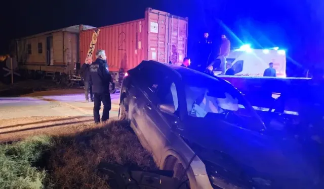 Malatya'da yük treni otomobile çarptı: 5 yaralı