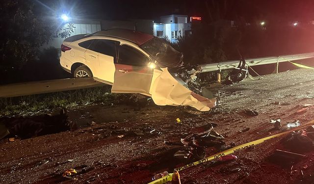 Otomobil ve Hafif Ticari Araç Çarpıştı: 3 Kişi Hayatını Kaybetti, 2  Kişi Yaralı