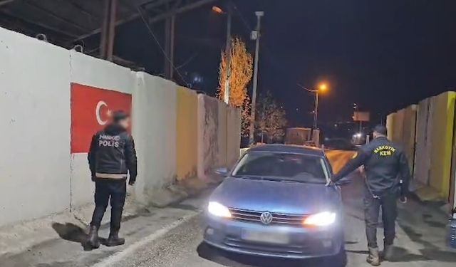 Otomobilden 3,2 Kilo Yasaklı Madde Çıktı; 2 Tutuklama