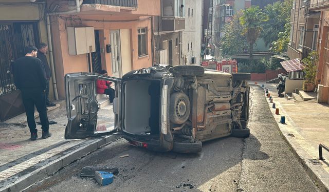 Park Halindeyken Hareket Eden Araç Duvara Çarpıp Devrildi