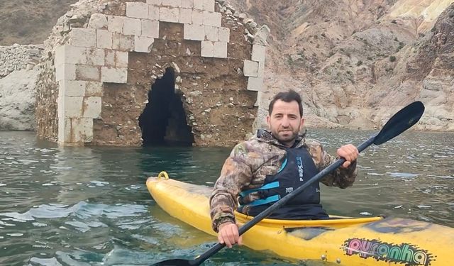 Tarihi Kale Su Altında Kaldı; Kanoyla Yolculuk Yapıldı