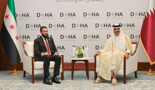 Suriye Cumhurbaşkanı Şara Doha’da Katar Emiri Al Sani ile Görüştü
