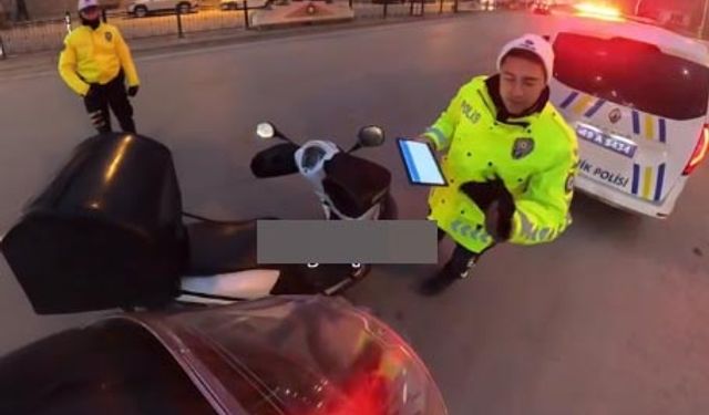 Trafik Polisi, Soğuktan Titreyen Kuryeye Eldivenlerini Verdi