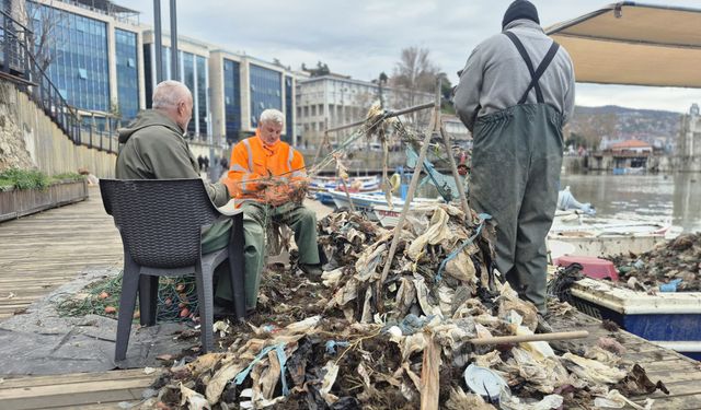 Zonguldaklı Balıkçıların Ağına Yaklaşık 1 Ton Çöp Takıldı