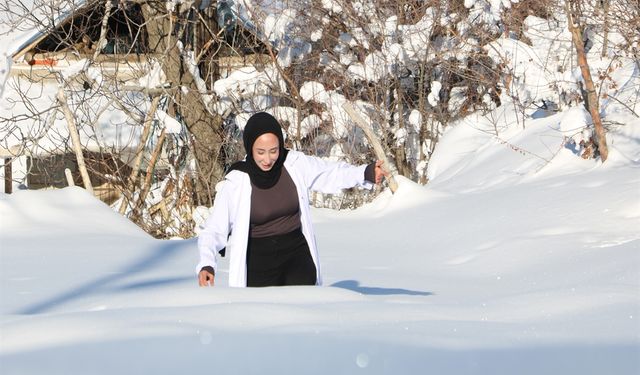 1,5 Metre Kar Arasında Ebe Aysel Hastalara Sağlık Hizmeti Veriyor
