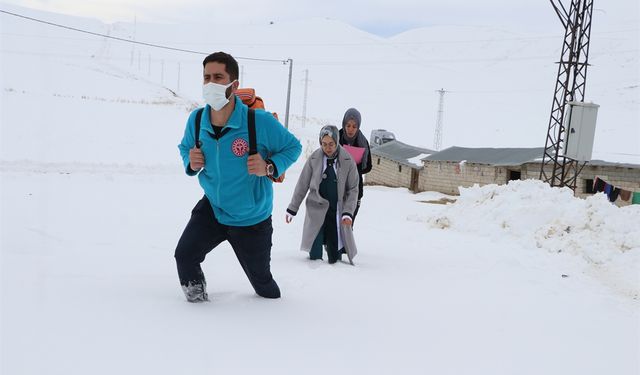 Doktor Didem Karla Kaplı Yolda 1,5 Metre Yürüyerek Hastalara Ulaşıyor