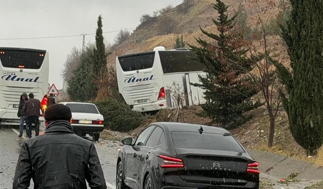 Korkunç Kaza! Yolcu Otobüsüyle Otomobil Çarpıştı: Çok Sayıda Ölü ve Yyaralı Var