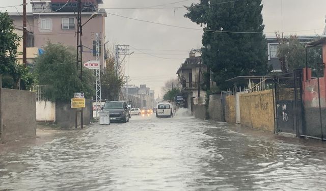 Adana'da Etkili Olan Sağanak Hayatı Olumsuz Etkiledi