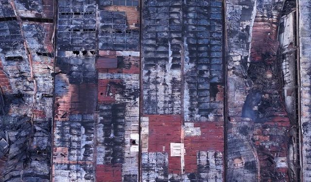 12 İtfaiyeci Dumandan Etkilendi: Yanan Fabrika Havadan Görüntülendi