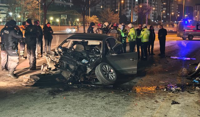 Ankara’da Otomobil Bariyer Ve Minibüse Çarptı: 1 Ölü, 2 Yaralı