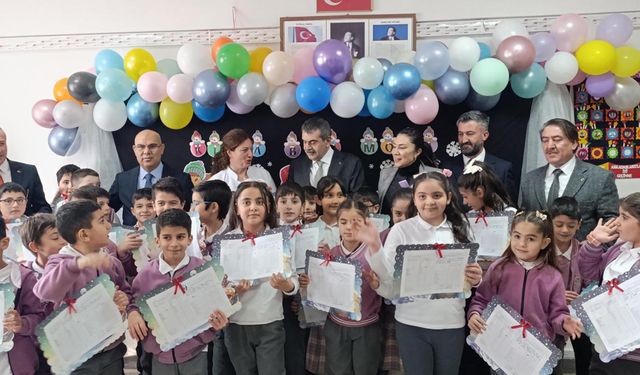 Bakan Tekin Karne Dağıttı: Yarıyıl Tatilinde Dinlenip Kitap Okuyun