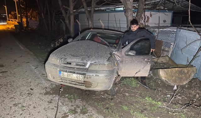 Bursa’da kontrolden çıkan otomobil ağaca çarptı; 4 kişi yaralandı