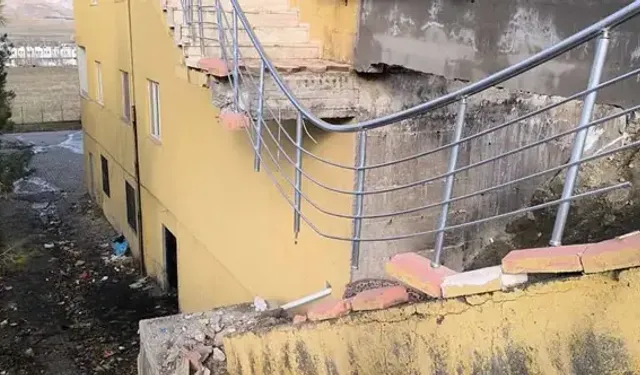 Batman - Gercüş’te 12 Katlı Binanın Giriş Merdiveni Çöktü