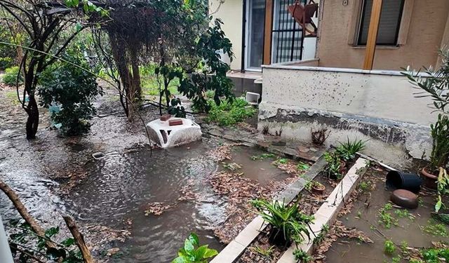 Foça’da Fırtına ile Sağanak Yağış Etkisini Gösterdi