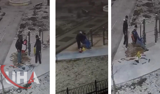 İstanbul - Sultangazi'de Kar Altında Arkadaşını Parkta Tıraş Etti