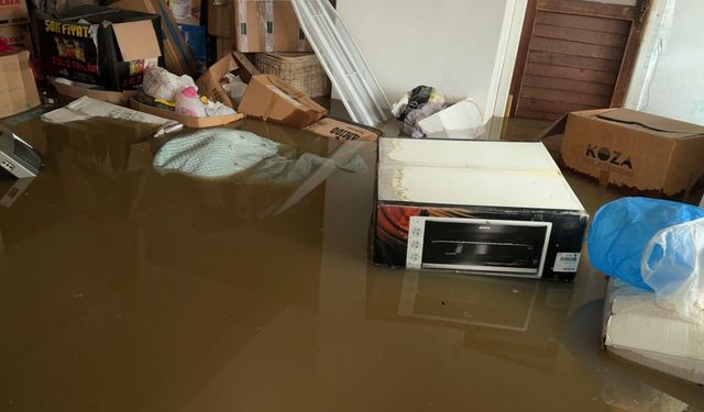 İstanbul Avcılar'da Yol Üçüncü Kez Çöktü, Bodrum Katı Su Bastı