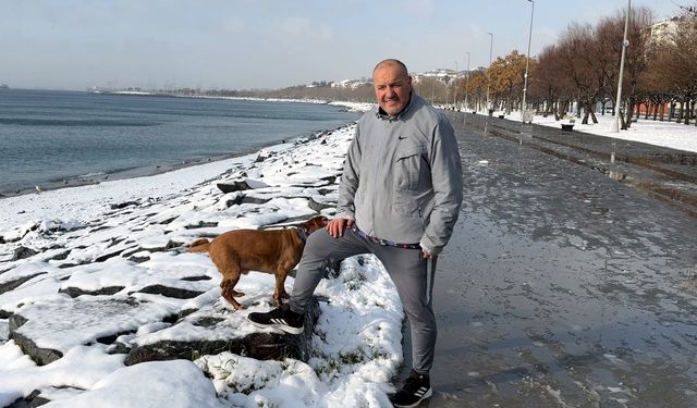 İstanbul Avcılar’da Soğuğa Meydan Okudu: Köpeğiyle Denize Girdi
