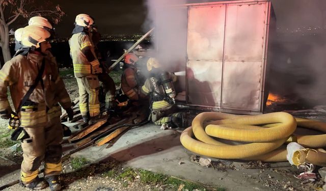 İstanbul Avcılar’da Konteynerda Çıkan Yangın Söndürüldü
