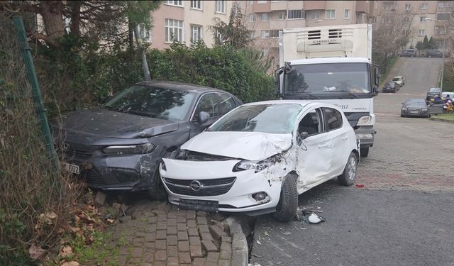 İstanbul Başakşehir’de Yokuştan Kayan TIR 5 Araca Çarptı