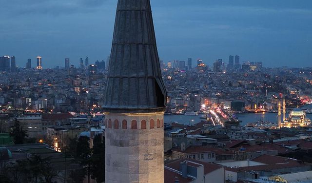 Beyazıt Camii’nde Lodos Nedeniyle Minare Kaplaması Koptu