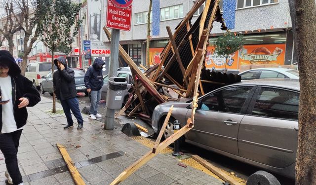 Esenler'de Fırtına Nedeniyle Çatı Uçtu; 2 Araç Hasarlı
