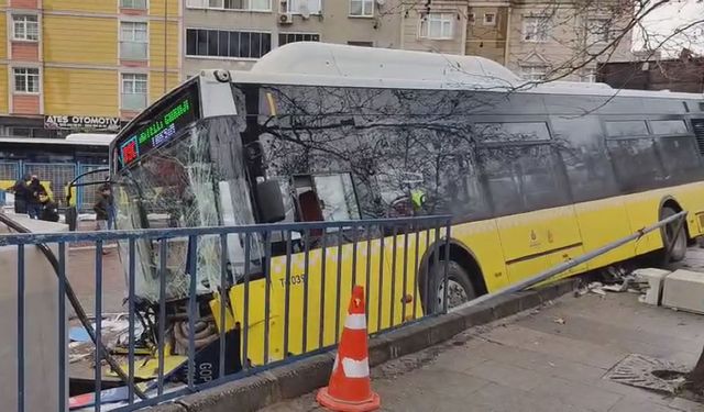 Esenler’de İETT Otobüsü Otoparktaki Araçlara Çarptı