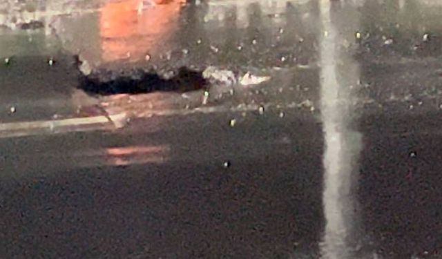 İstanbul - Esenler’de Su Dolu Çukura Giren 30 Aracın Lastiği Patladı