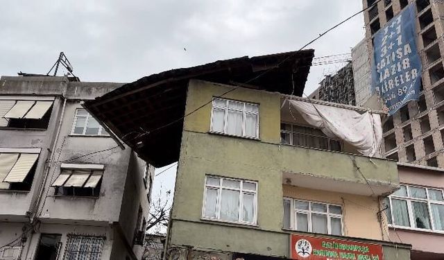 İstanbul Gaziosmanpaşa’da Binanın Çatısı Uçtu, Araçlara Hasar Verdi