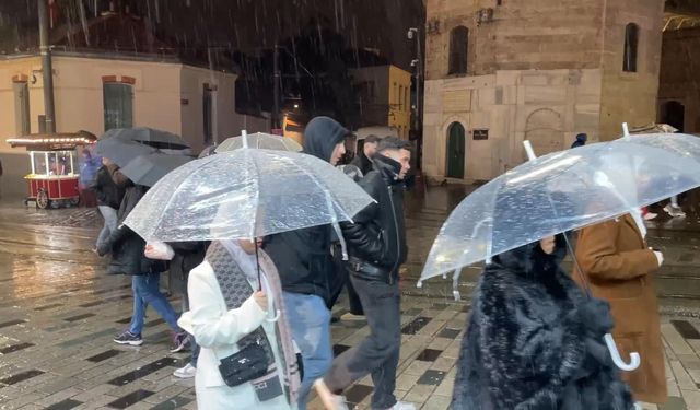 İstanbul’da Sağanak Alarmı: Yoğun Yağış Sonrası Yolda Çökme Yaşandı