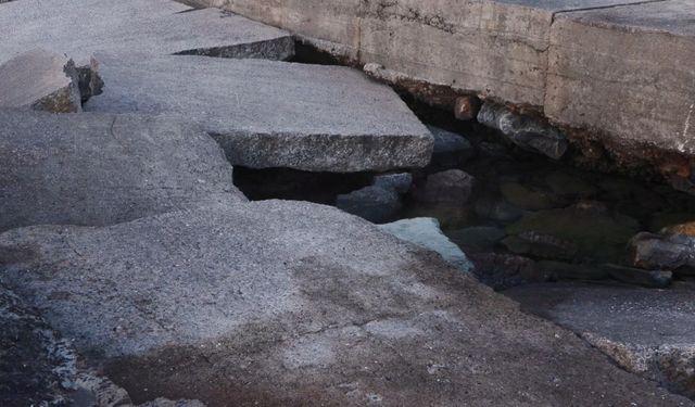 Denizdeki Dalgalar Yüzücüleri Kayalıklara Sürükledi