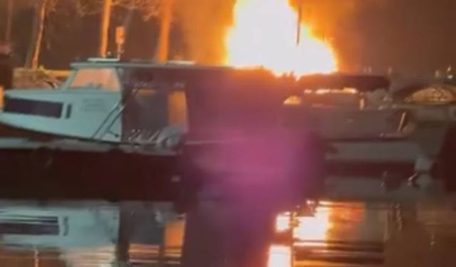 İstanbul Küçükçekmece’de sahilde çıkan yangında 2 tekne zarar gördü