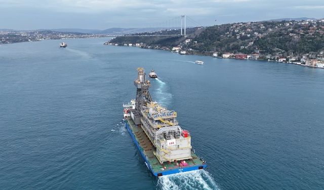 İstanbul’da Sondaj Kulesini Taşıyan Gemi Boğazdan Geçti