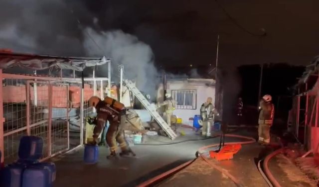 İstanbul Sultangazi'de İki İş Yerinde Yangın Kontrol Altında