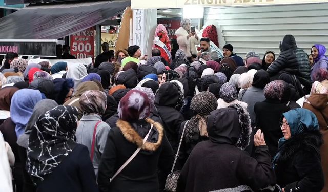 İstanbul Sultangazi’de Mağaza Açılışında İzdiham Yaşandı