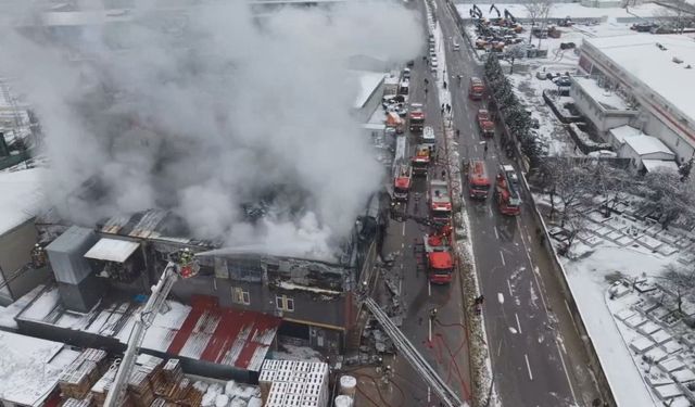 İstanbul Tuzla’da Çakmak Üretim Fabrikasında Yangın