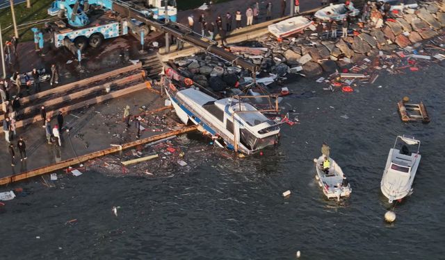 Fırtına Tuzla’da Tekneleri Sürükledi: Alabora Olanlardan Biri Denizden Alındı