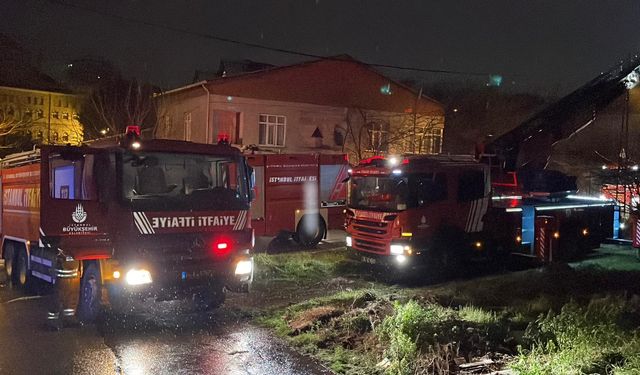 İstanbul Ümraniye’de 3 Katlı Binada Çıkan Yangın Söndürüldü