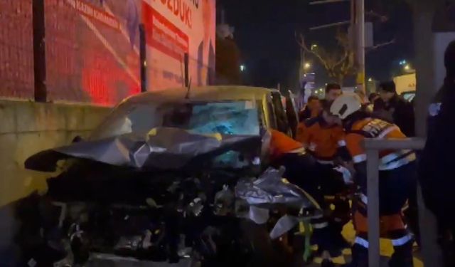 İstanbul - Ümraniye'de İki Araç Çarpıştı: 3 Yaralı