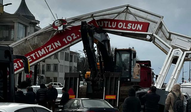 İstanbul Üsküdar’da TIR’ın Üzerindeki Ekskavatör Tabelaya Çarptı: 7 Araçta Hasar Oluştu
