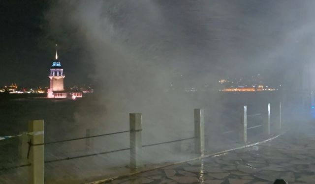 Üsküdar’da Lodos Şiddetlendi: Sahilde Metrelerce Yükselen Dalgalar