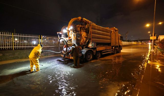 İzmir'i Sağanak Vurdu; 320 Konut Ve 78 İş Yeri Su Bastı