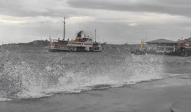 İstanbul’da Kuvvetli Lodos Hayatı Olumsuz Etkiliyor