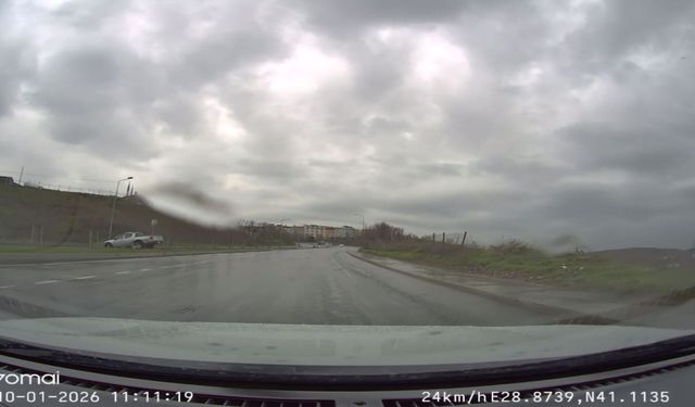 İstanbul Sultangazi’de Hakimiyetini Kaybeden Sürücü Refüje Çıktı