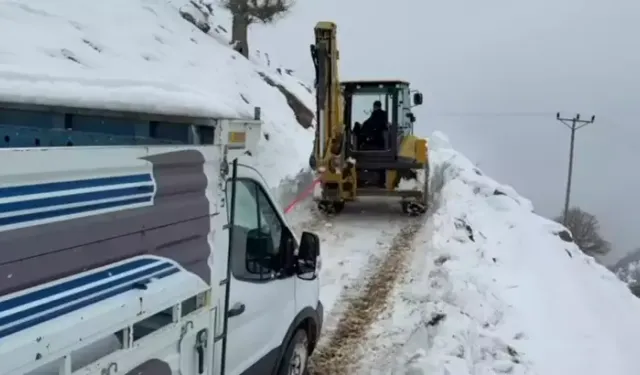 Batman’da Kara Saplanan Kamyonet İş Makinesiyle Kurtarıldı