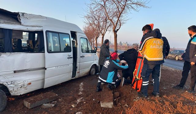 Minibüs Ağaca Çarptı:  Kazada7 Kişi Yaralandı